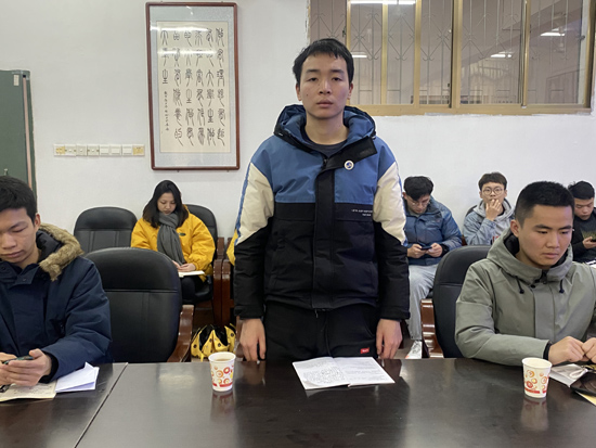 退役大学生士兵、十佳优秀新兵、四有优秀士兵获得者荣杰同学发言