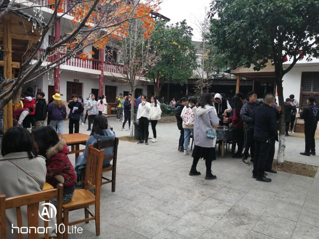图三 同学们考察凤凰山庄一期观光休闲农庄