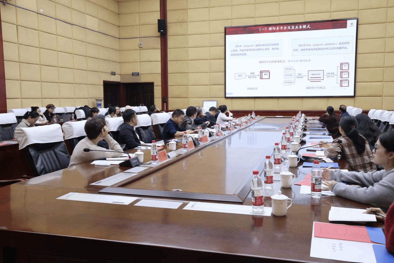 中国人民大学书报资料中心万千来校考察交流并作专题讲座