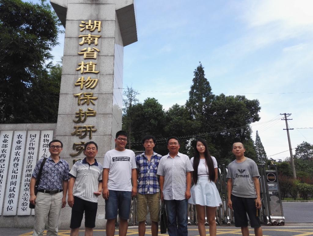 向国红一行与实习实践学生合影