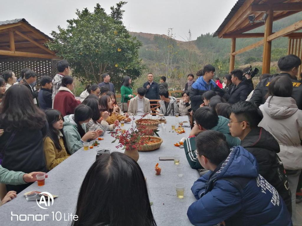 图四 同学们考察凤凰山庄二期玫瑰产业园