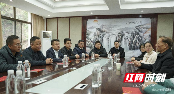 在韶山村,聆听特色党课。