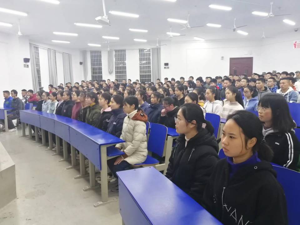学员们端正坐姿,聆听发言