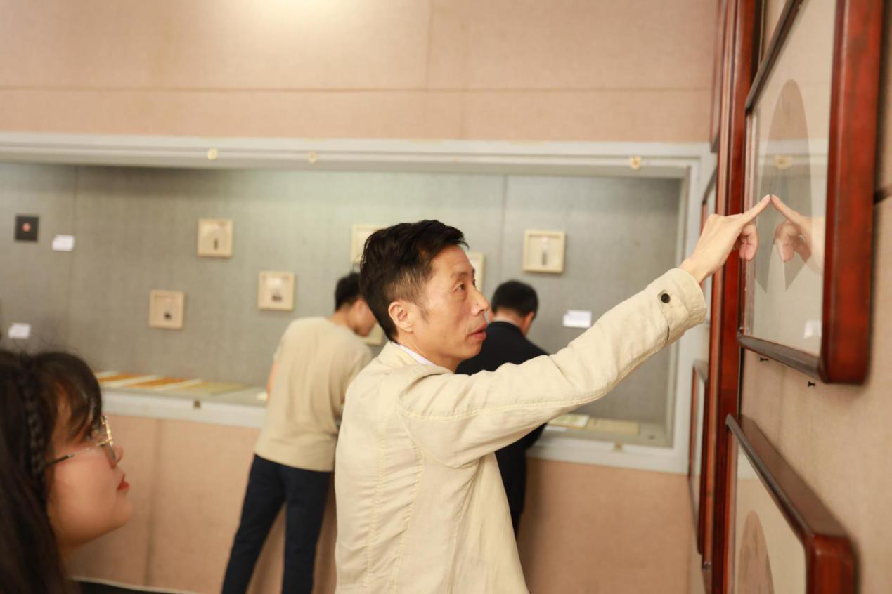 (图为陆序彦副院长知道作品)