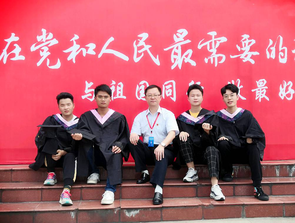 (四人同法学院尹钟宏书记合影)