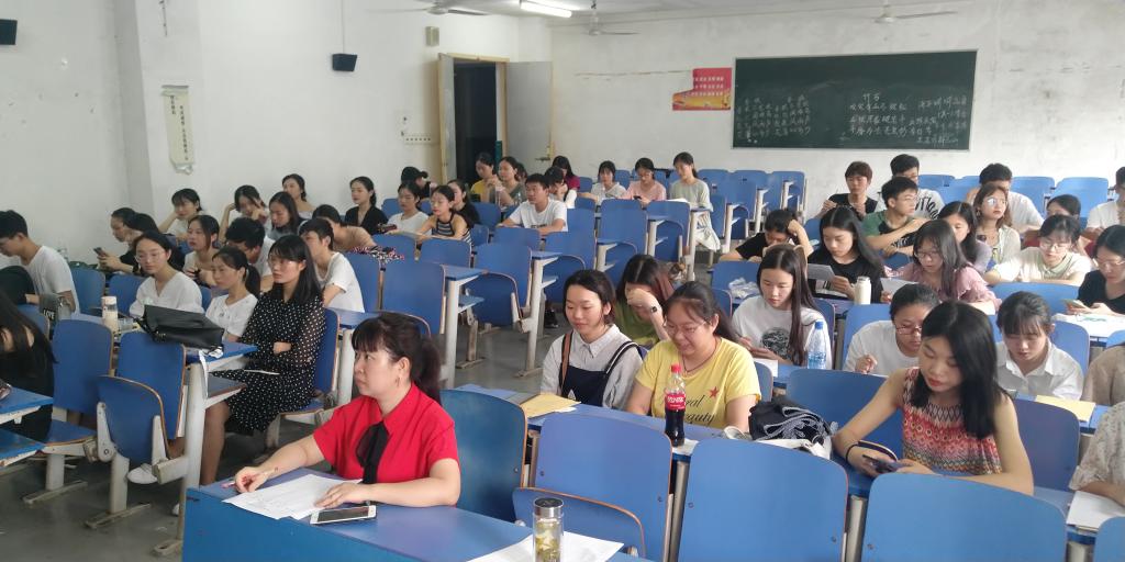 李亚珍老师担任演讲赛评委