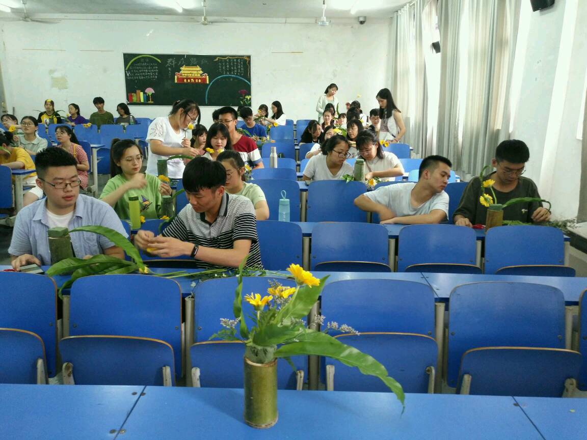 学生插花实训现场