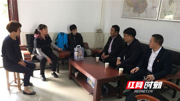 聂时君随院领导与刘千禧及家长访谈。