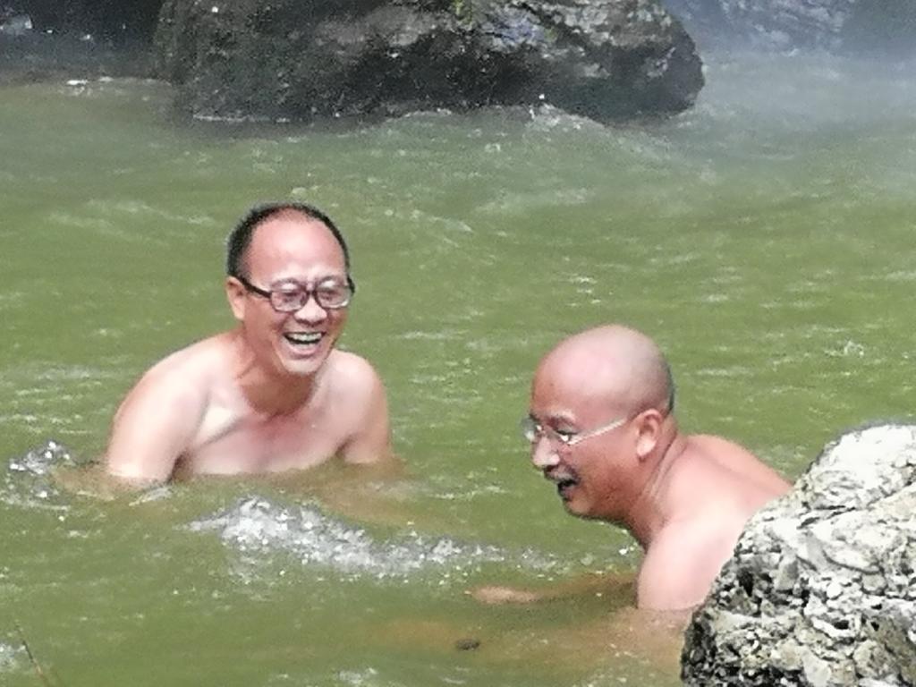 畅游田家垣瀑布下深潭