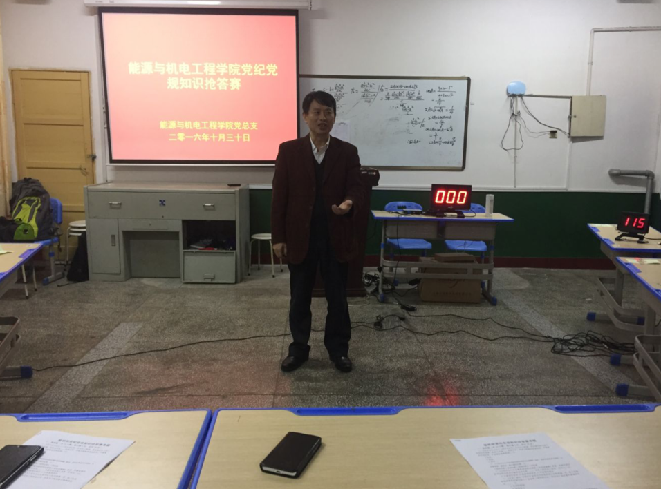 比赛结束后谭甲范老师颁奖并致辞