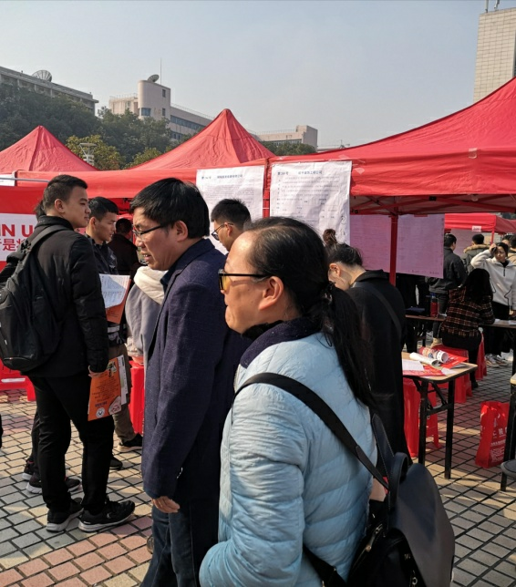 书记考察招聘会现场