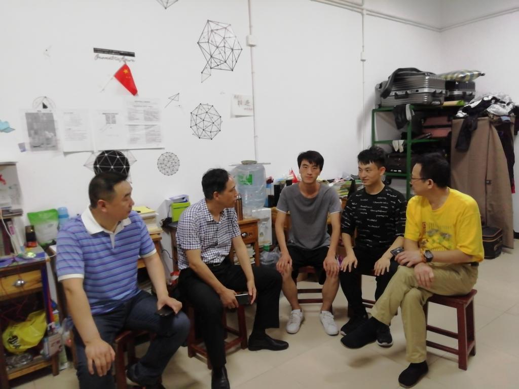 (校党委副书记刘铁铭同我院学生深入交谈)