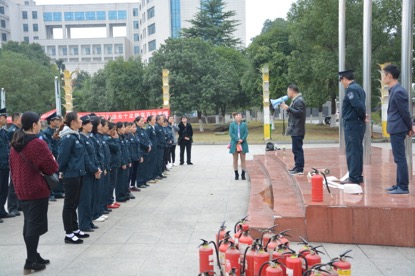 图为消防科罗朝辉科长为物业人员进行消防知识培训