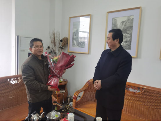 吴建平部长送达鲜花和慰问金