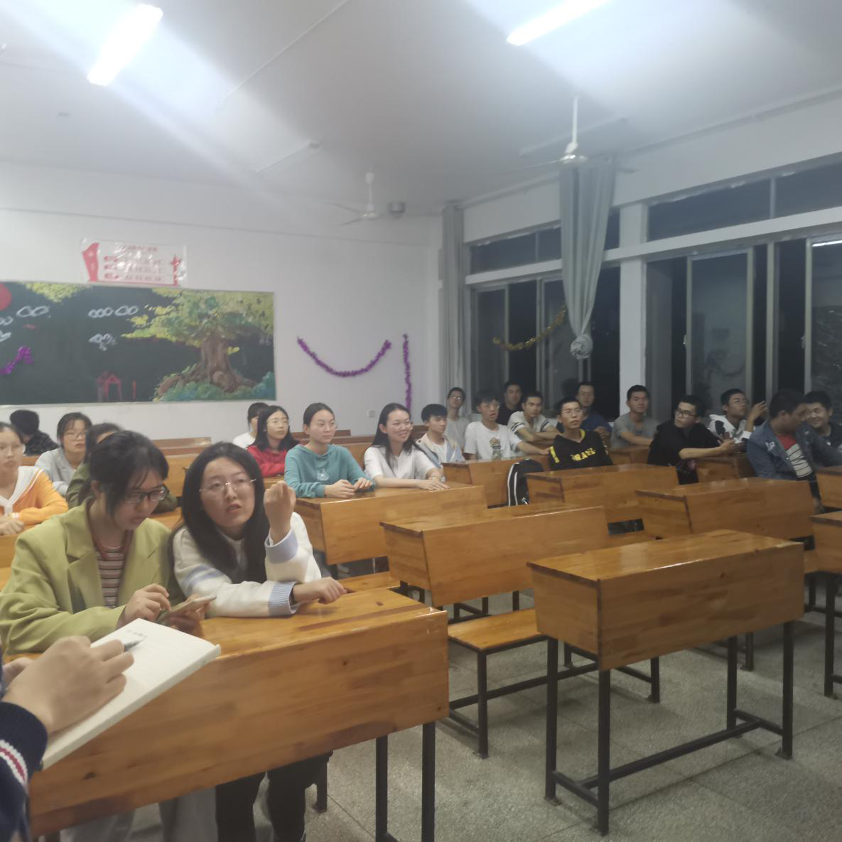 (学生积极参加班会)