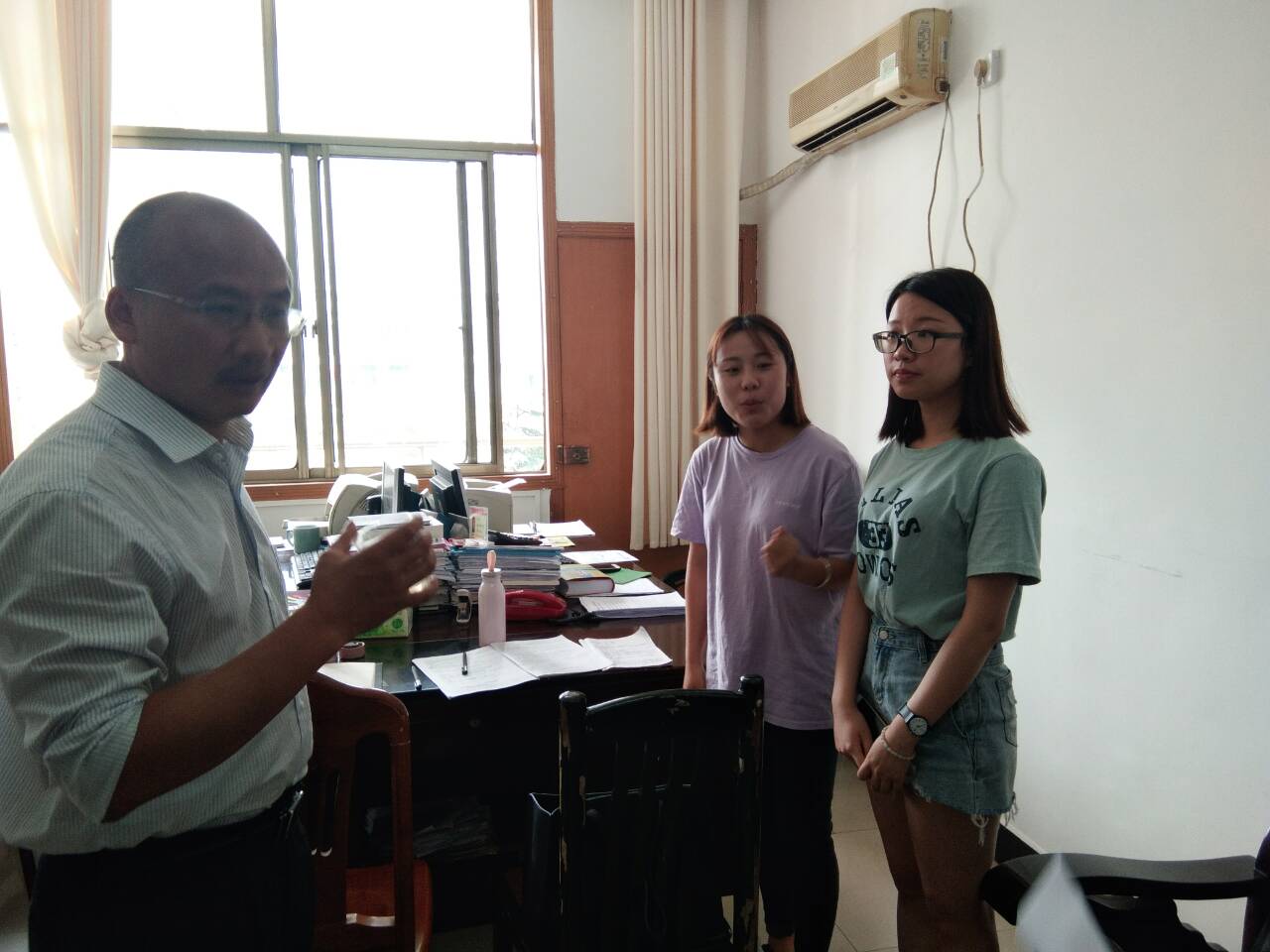 看望区委办见习的学生