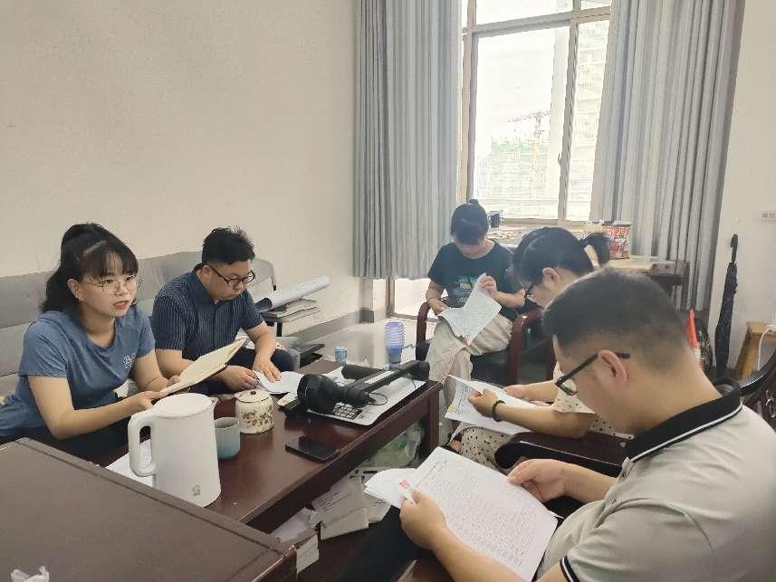 图一:湖南人文科技学院环境设计专业学科竞赛工作组在组织校赛的会议现场