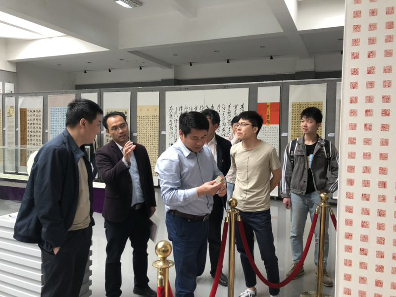 (图为校长周发明指导工作)(图为校长周发明指导工作)