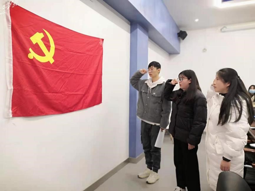 图二 新接受预备党员宣誓