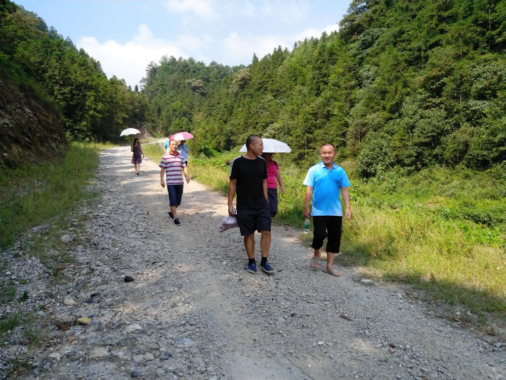 考察高峰湖的路上