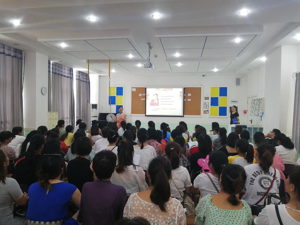 学员在娄底市菲米力幼稚园实地听课