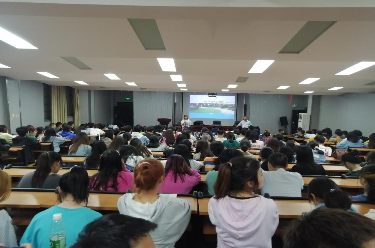 罗少华在给师生做园林工程案例现场讲学
