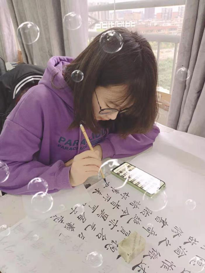 邓广艳同学正在创作