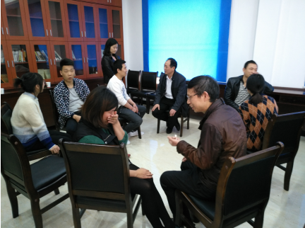 图为辅导对象在“敞开心扉”交流时掩面流涕