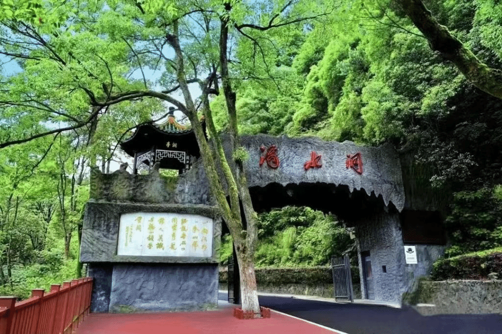 (游览滴水洞景区)