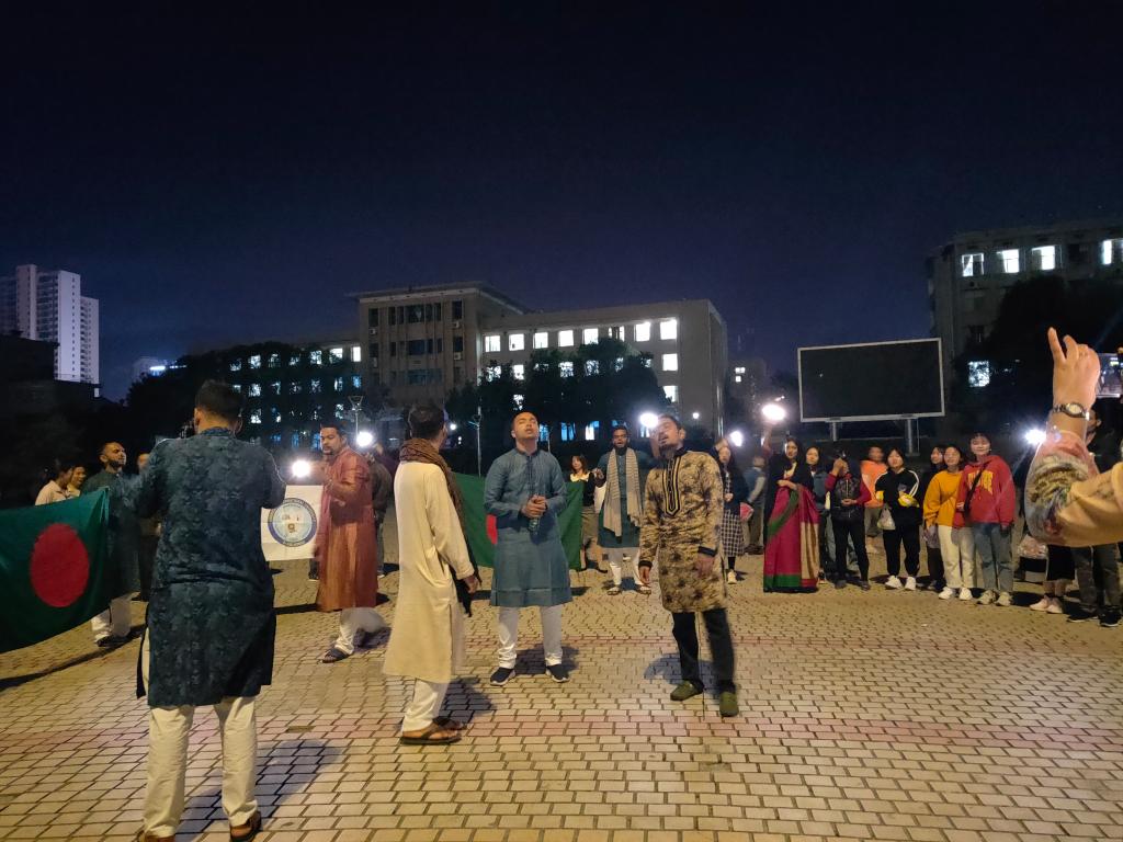 与我校中国学生、留学生一起欢