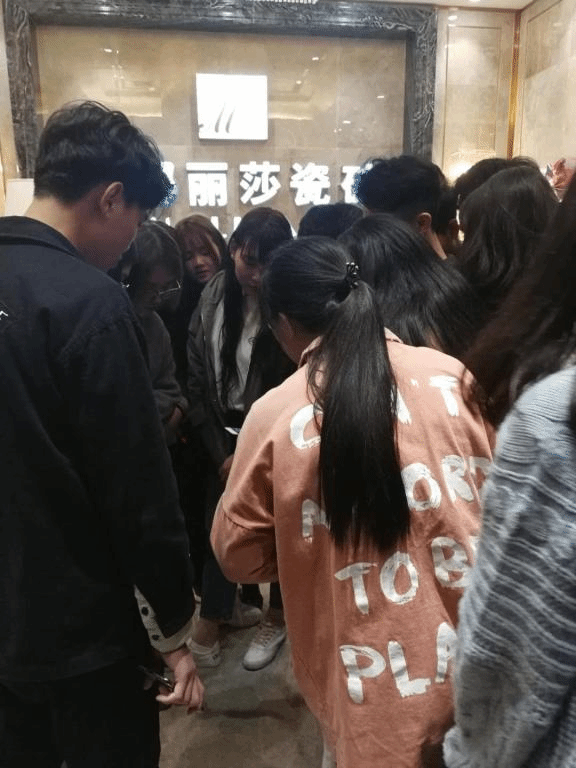 工作人员讲解瓷砖材料的教学现场