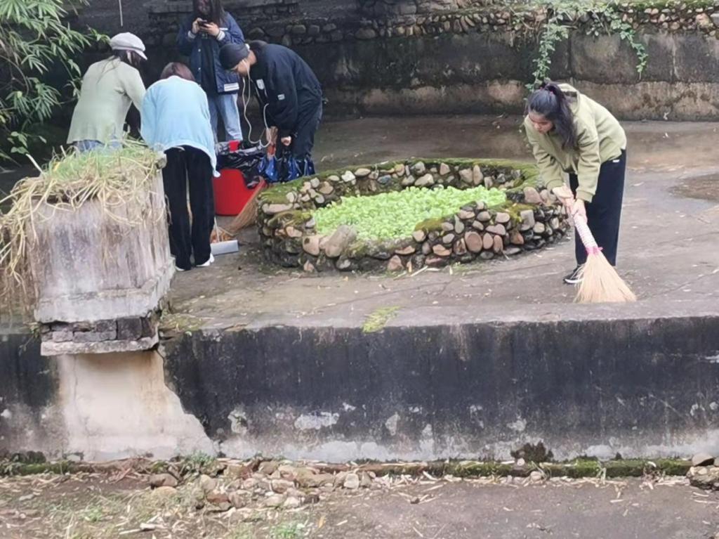 同学们在打扫花坛