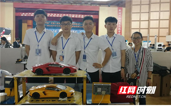 聂时君指导学生参加湖南省机械创新设计大赛。