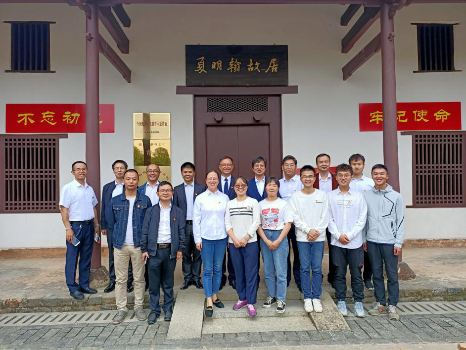 法学院党员在夏明翰故居前