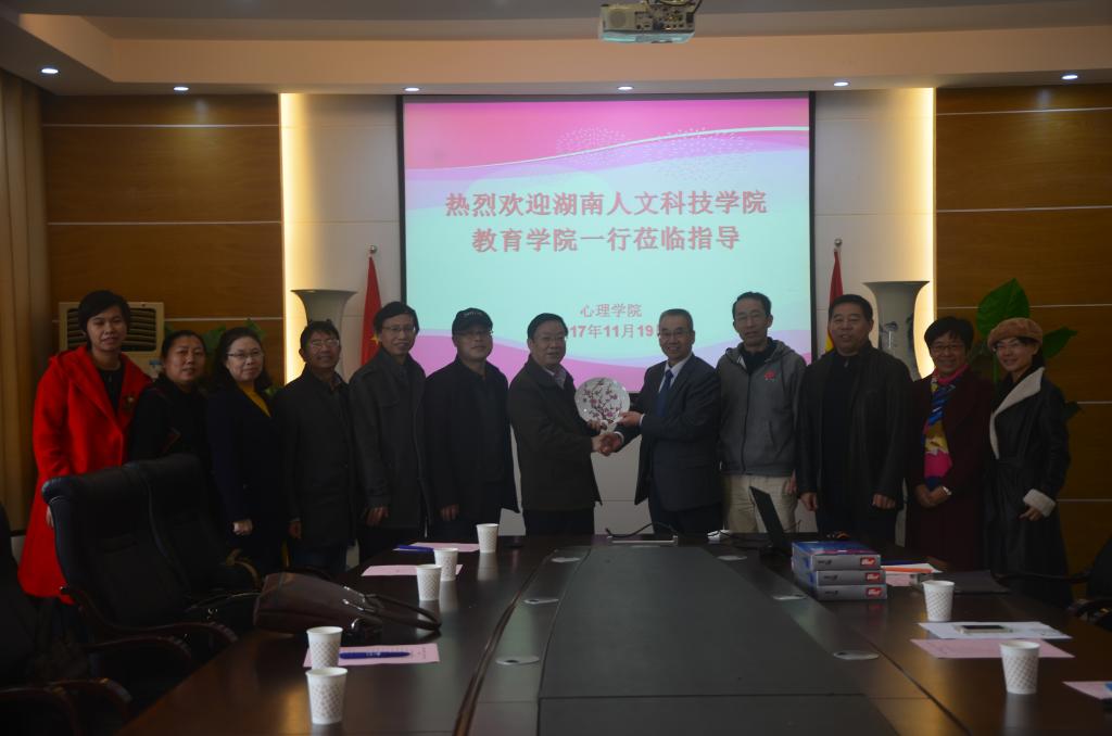图为,宾主双方互赠纪念品并合影留念。 陈尚恒摄影