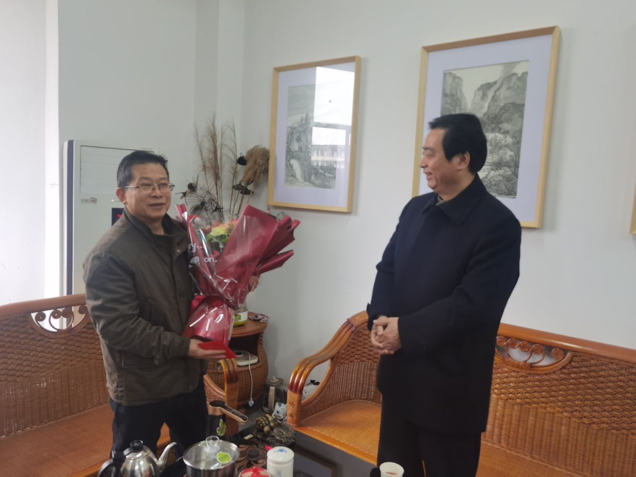 吴建平转达鲜花和慰问金