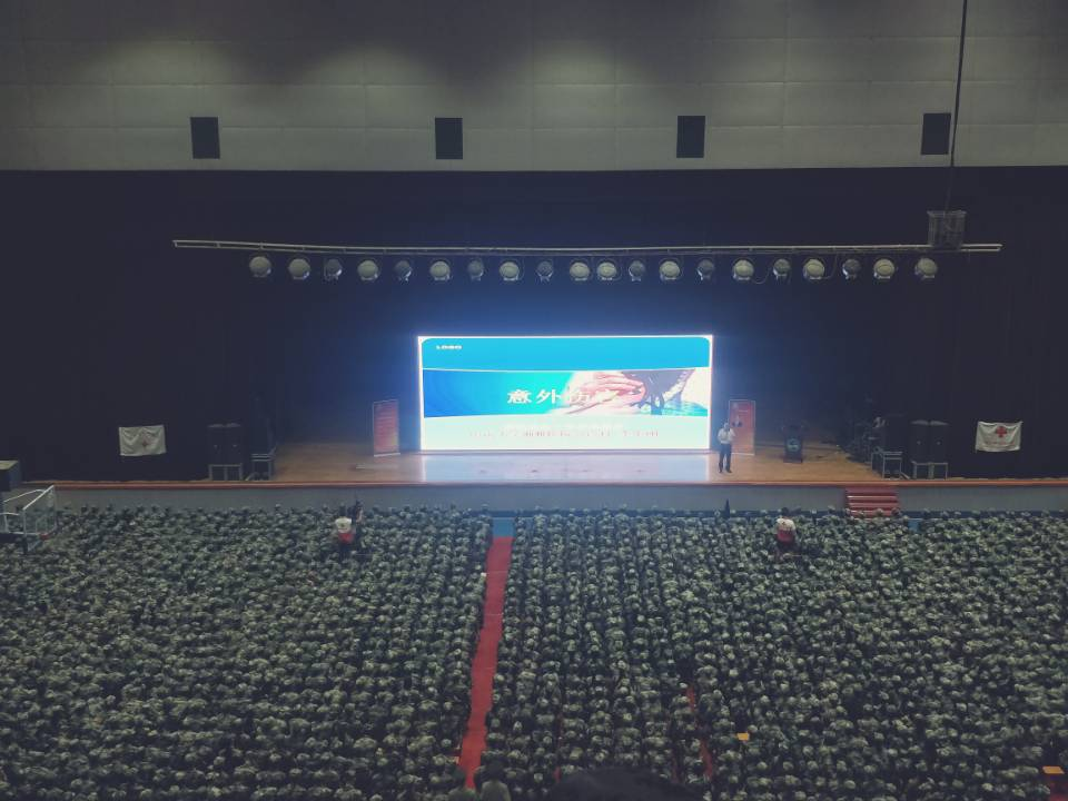 中南大学湘雅医院急诊科主任李小刚教授在讲授《意外伤害和徒手心肺复苏》