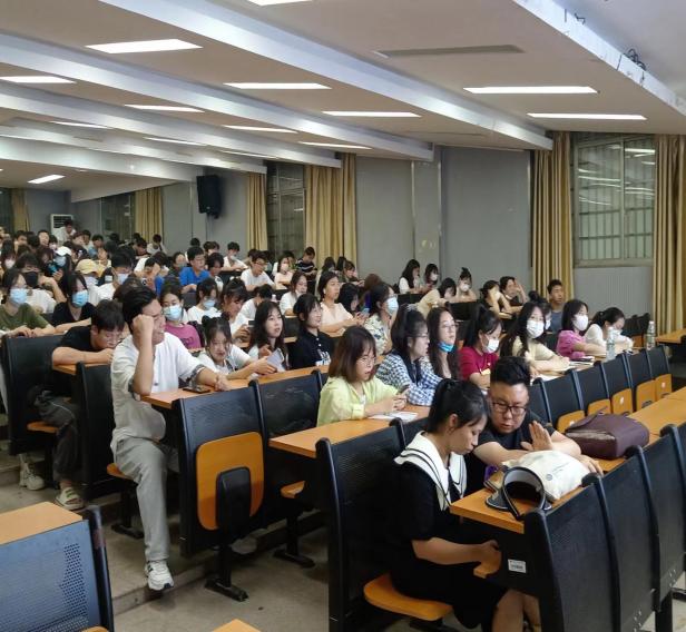 图二:学生们认真听课