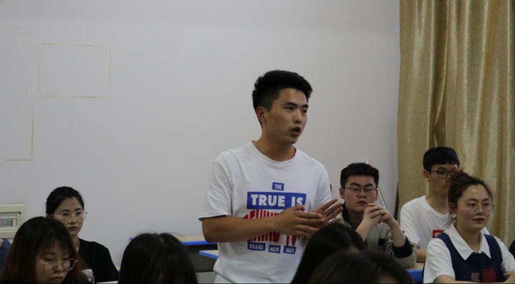 学员代表易海波同学发言
