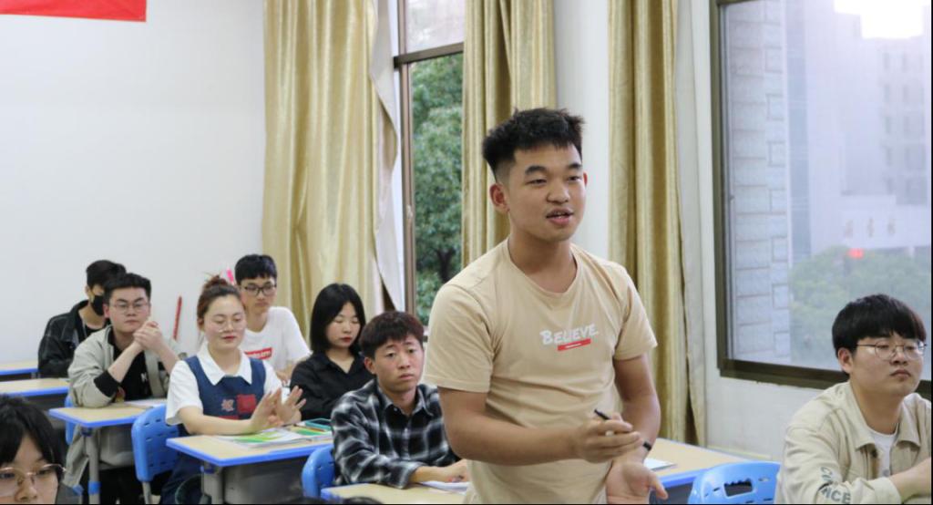 学员代表胡靖勇同学发言