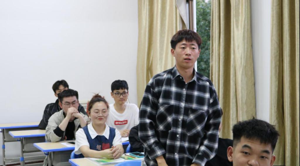 学员代表龙波同学发言