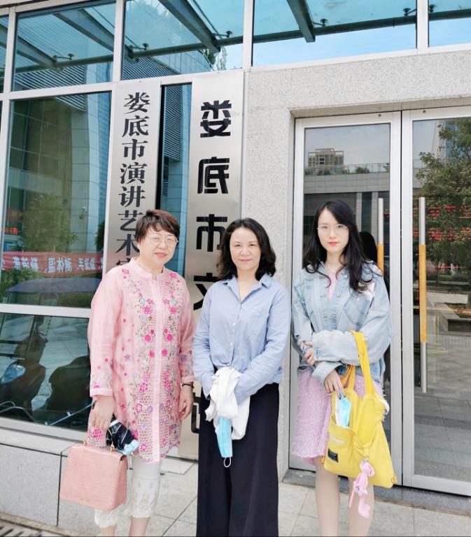 与石潇纯副校长共同出席会议的基地研究员徐益、研究生刘奕奕