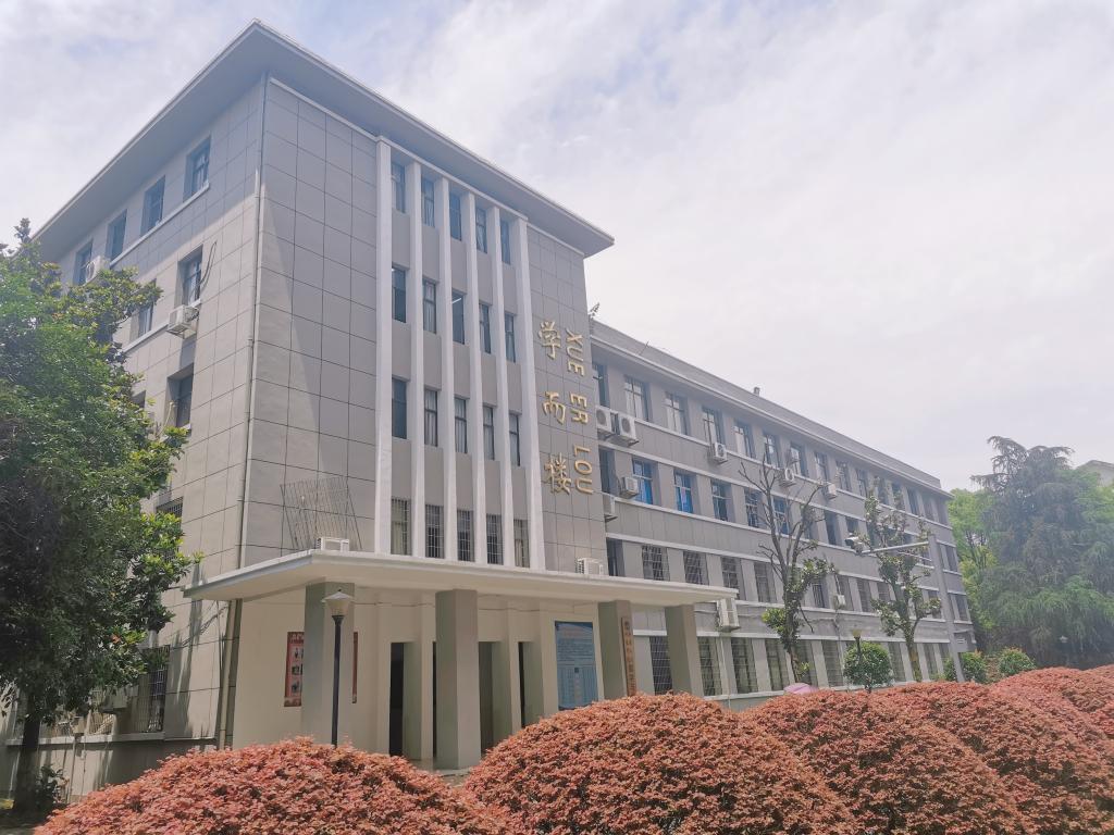 (教学楼外观)