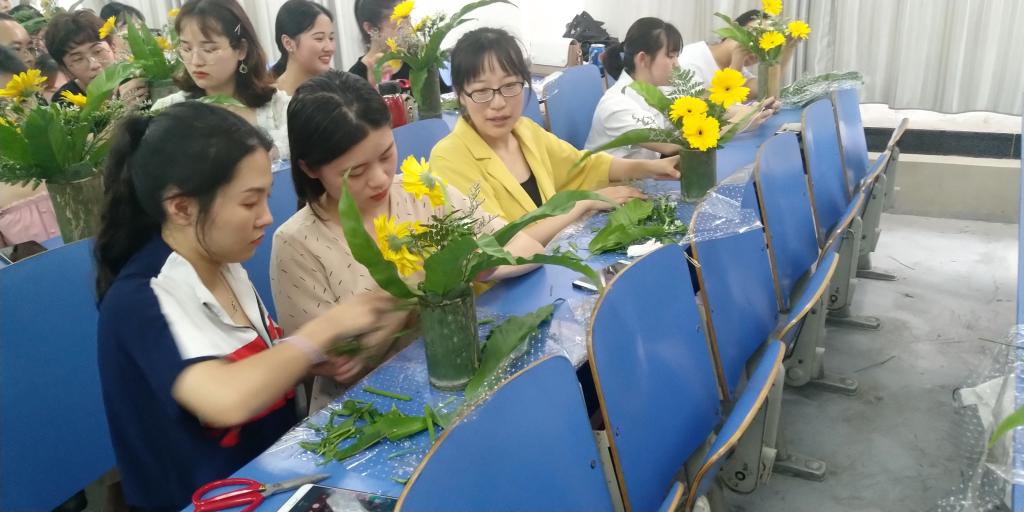 学生插花实训现场