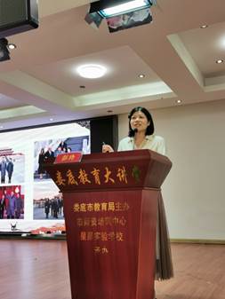 说明:D:\彭玲相关照片\彭玲老师在做讲座.jpg