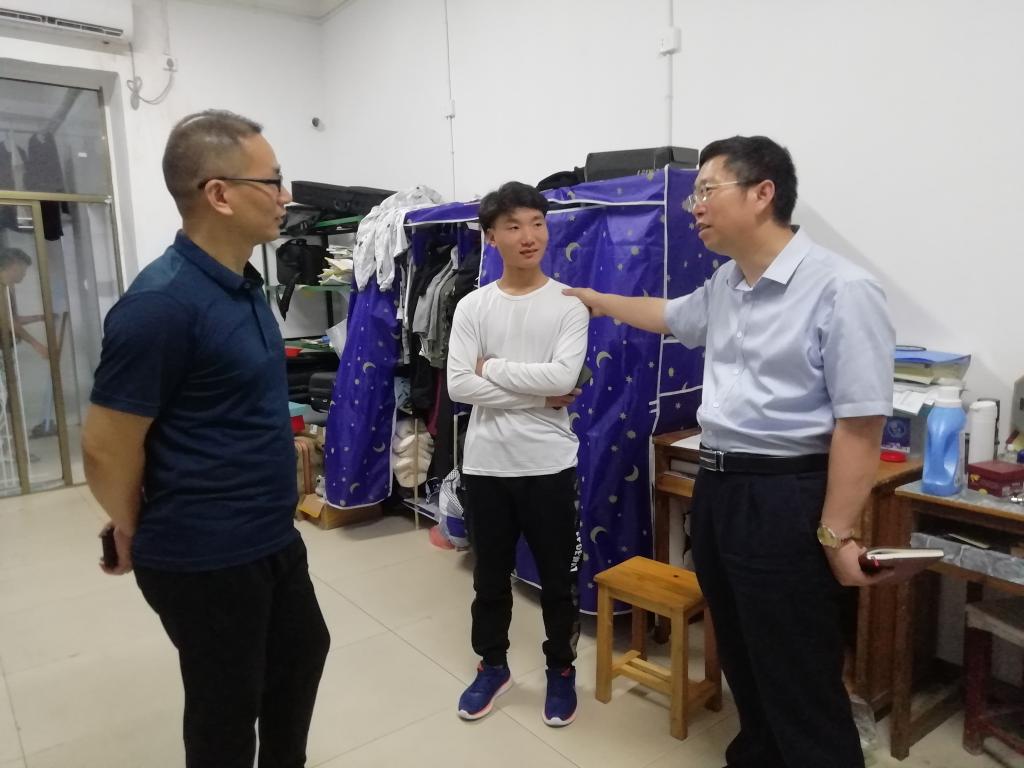 (组织部常务副部长罗求实、组织部副部长肖兵明与学生谈心)