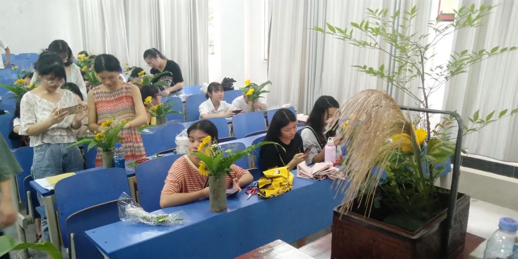 学生插花实训现场