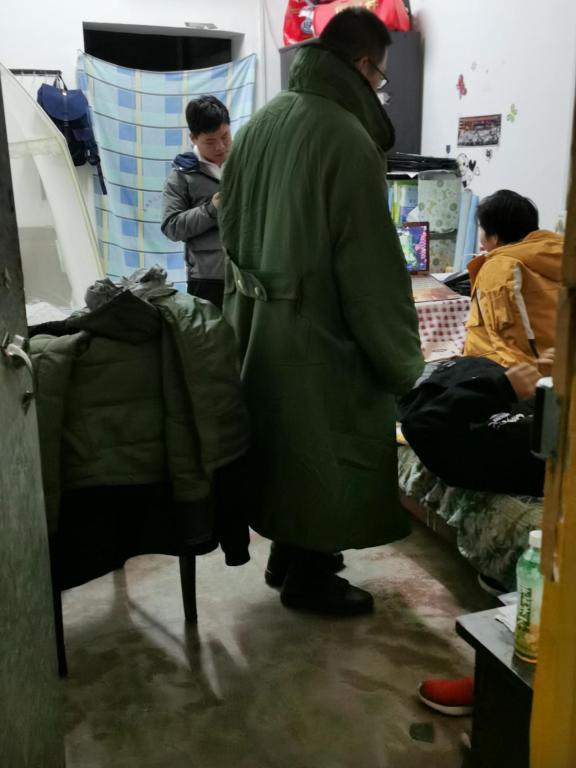 图一 生活部副部长在对寝室安全隐患进行排查