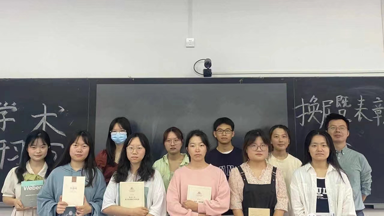 (图为学术研习坊全体成员合影)