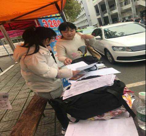 摆点干事热心回答志愿者问题